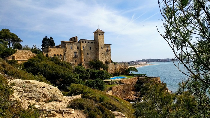 El-castillo-de-Tamarit-de-estilo-romanico-esta-situado-sobre-un-promontorio-a-orillas-del-mar-Mediterraneo-en-el-termino-municipal-de-Tarragona