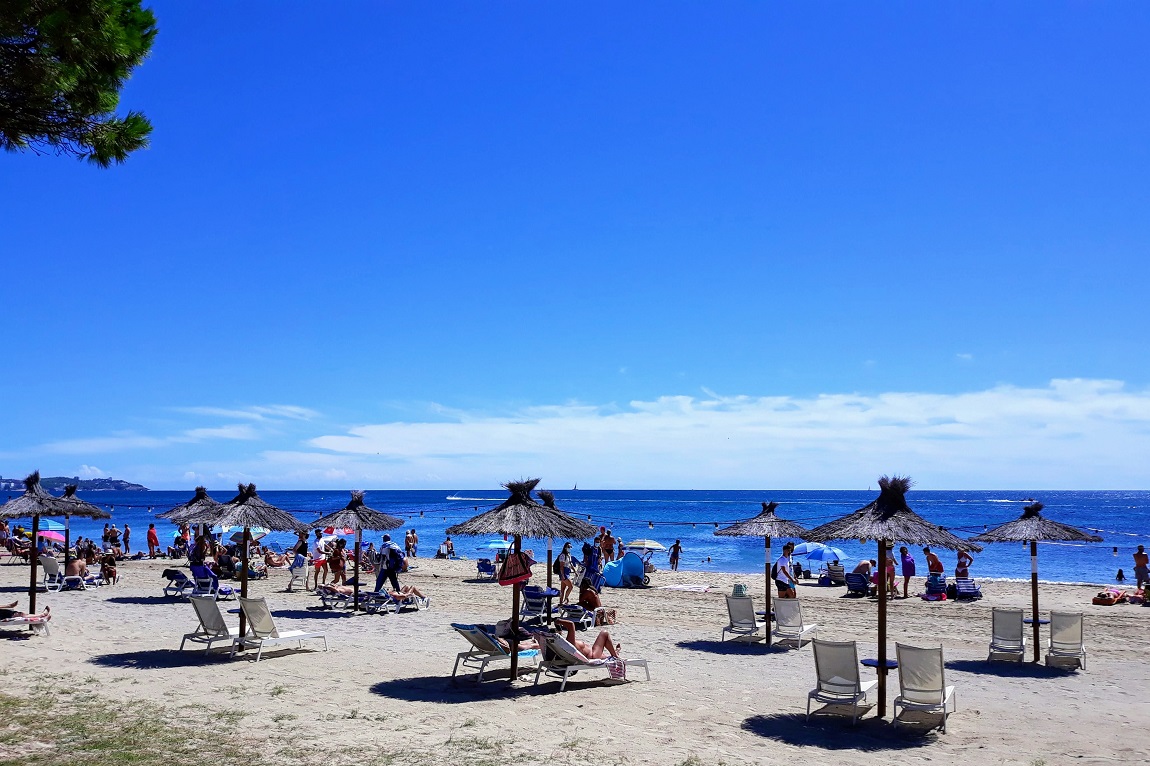 Playas-de-arena-y-agua-cristalina-en-Cambrils-Tarragona